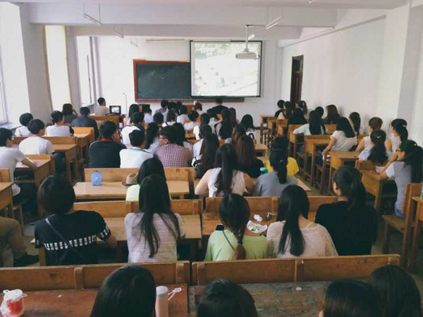 铭记历史 祝福祖国——旅游烹饪学院全体学生干部观看“中国人民抗日战争暨世界反法西斯战争胜利70周年大阅兵”