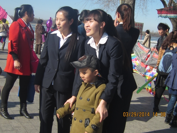 点亮蓝灯,让爱温暖来自星星的你——旅游烹饪学院志愿服务小分队参加第七届世界自闭症日宣传周开幕式志愿服务纪实