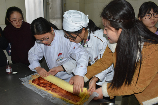 旅游烹饪学院与研究生学院实践技能拓展训练——烘焙体验之旅圆满举行