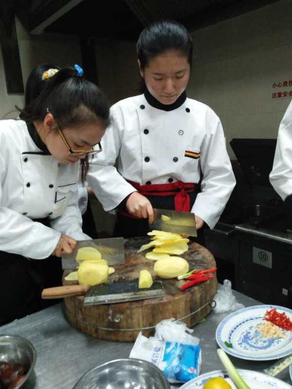 旅烹学子展风采 美食文化品真味——旅游烹饪学院第十二届烹饪大赛圆满落幕