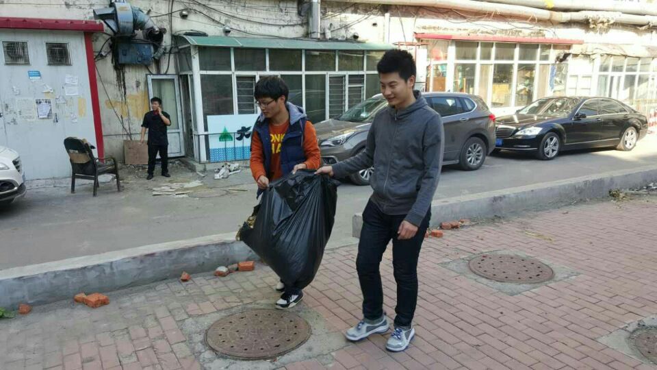 旅游烹饪学院“青马工程”学习实践小组重阳节关爱老人清扫社区活动