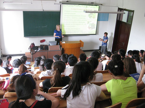 拉日杰斯特文斯卡娅.拉达.尼古拉耶夫娜教授在旅游烹饪学院讲座