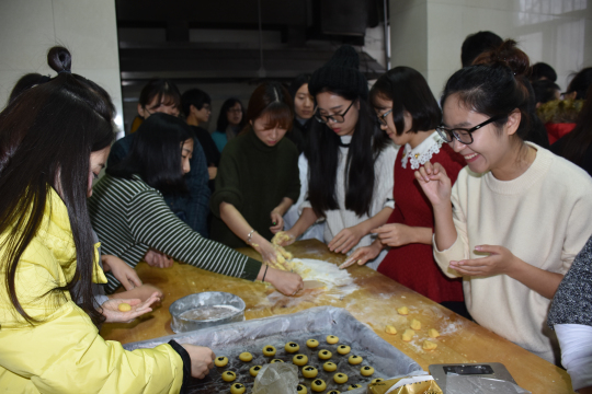 旅游烹饪学院与研究生学院实践技能拓展训练——烘焙体验之旅圆满举行